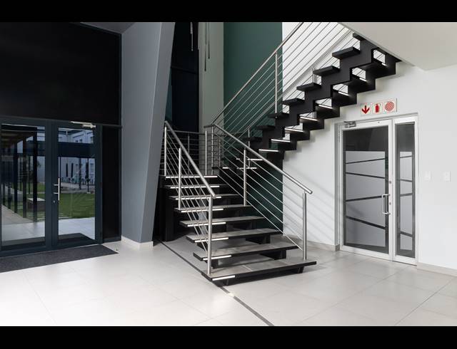 568M² OFFICE TO LET IN VORNA VALLEY